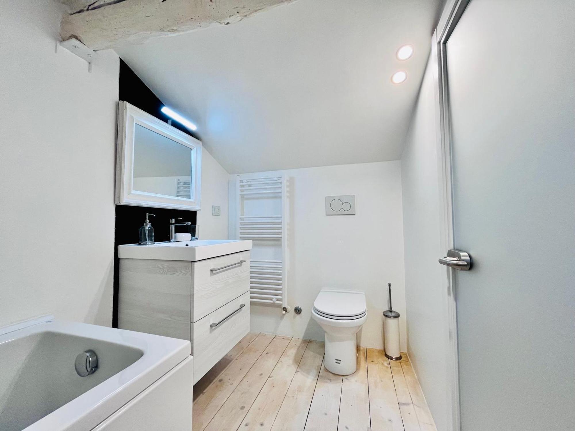 Riverside Loft Navigli - Spacious Two-Bedroom Apartment มิลาน ภายนอก รูปภาพ