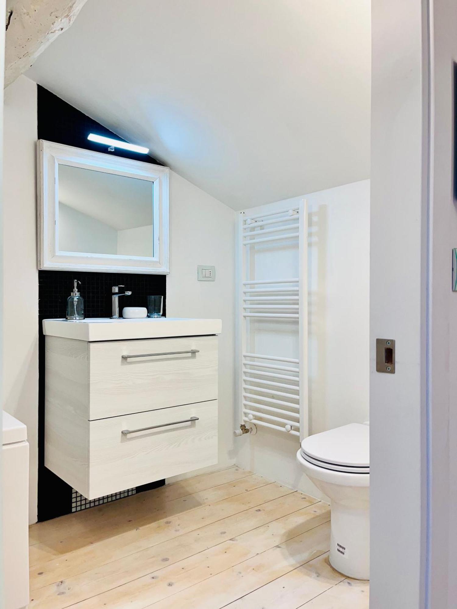 Riverside Loft Navigli - Spacious Two-Bedroom Apartment มิลาน ภายนอก รูปภาพ