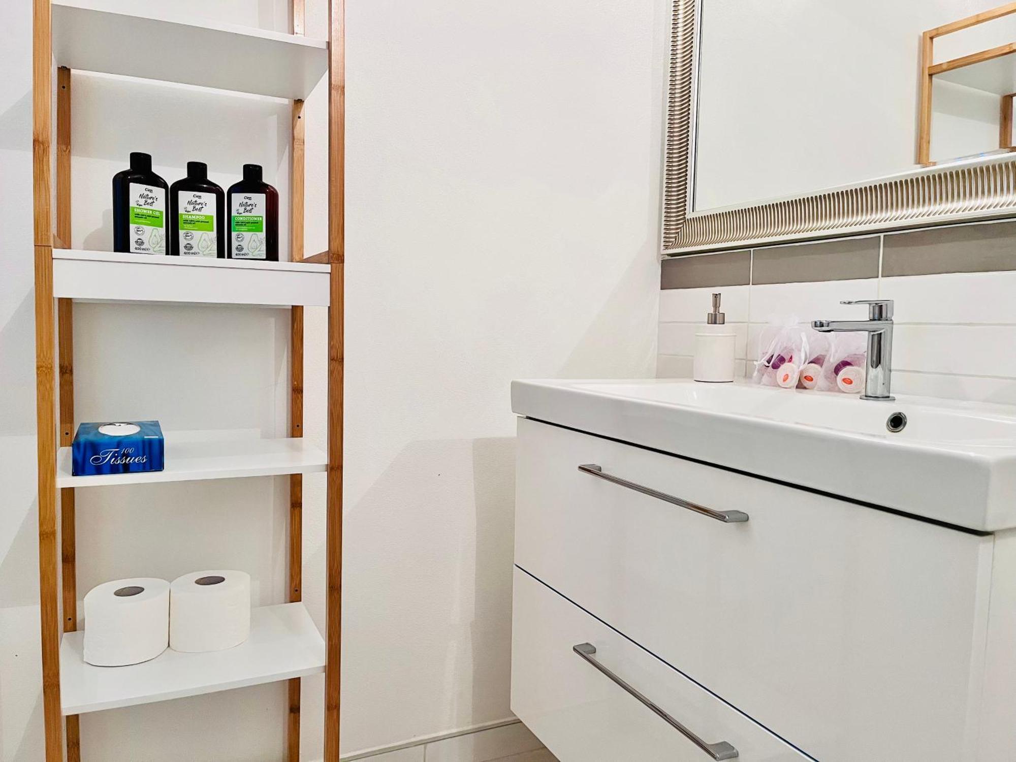 Riverside Loft Navigli - Spacious Two-Bedroom Apartment มิลาน ภายนอก รูปภาพ