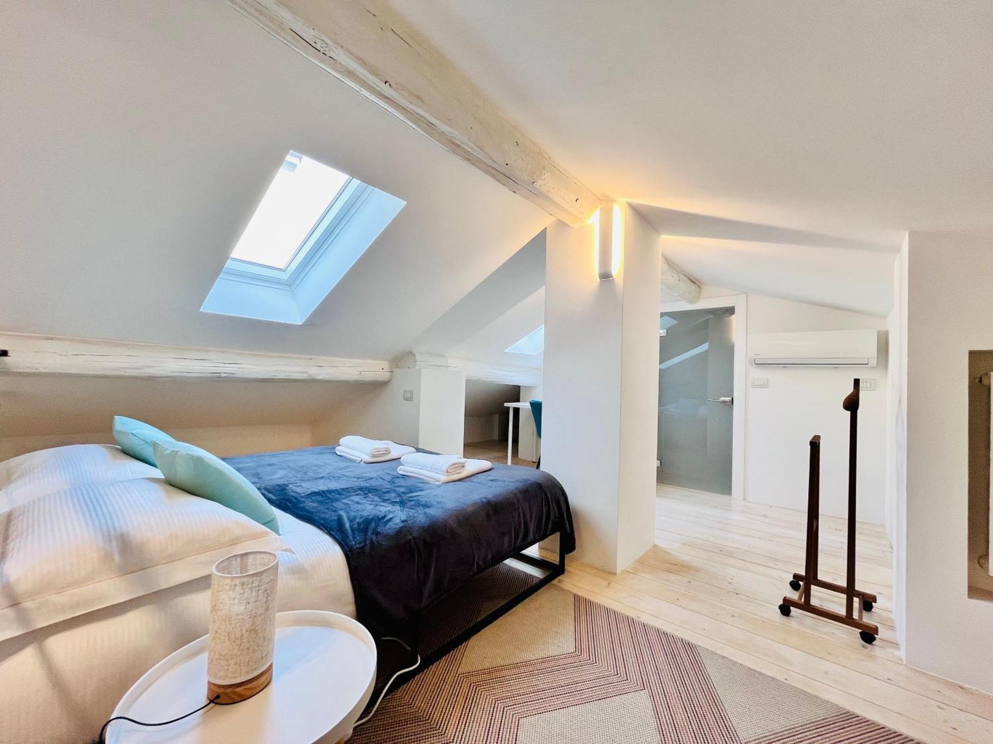 Riverside Loft Navigli - Spacious Two-Bedroom Apartment มิลาน ภายนอก รูปภาพ