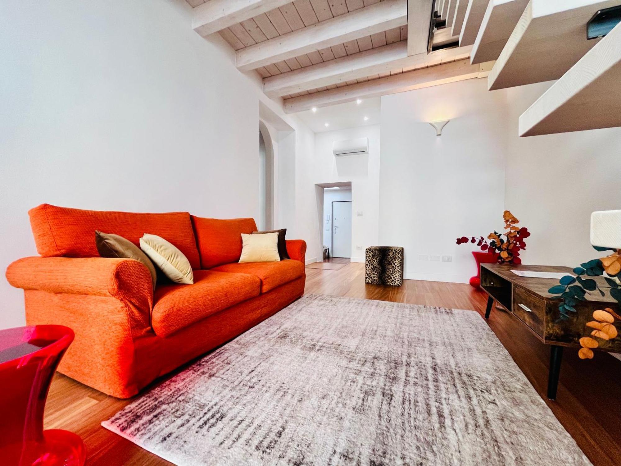 Riverside Loft Navigli - Spacious Two-Bedroom Apartment มิลาน ภายนอก รูปภาพ