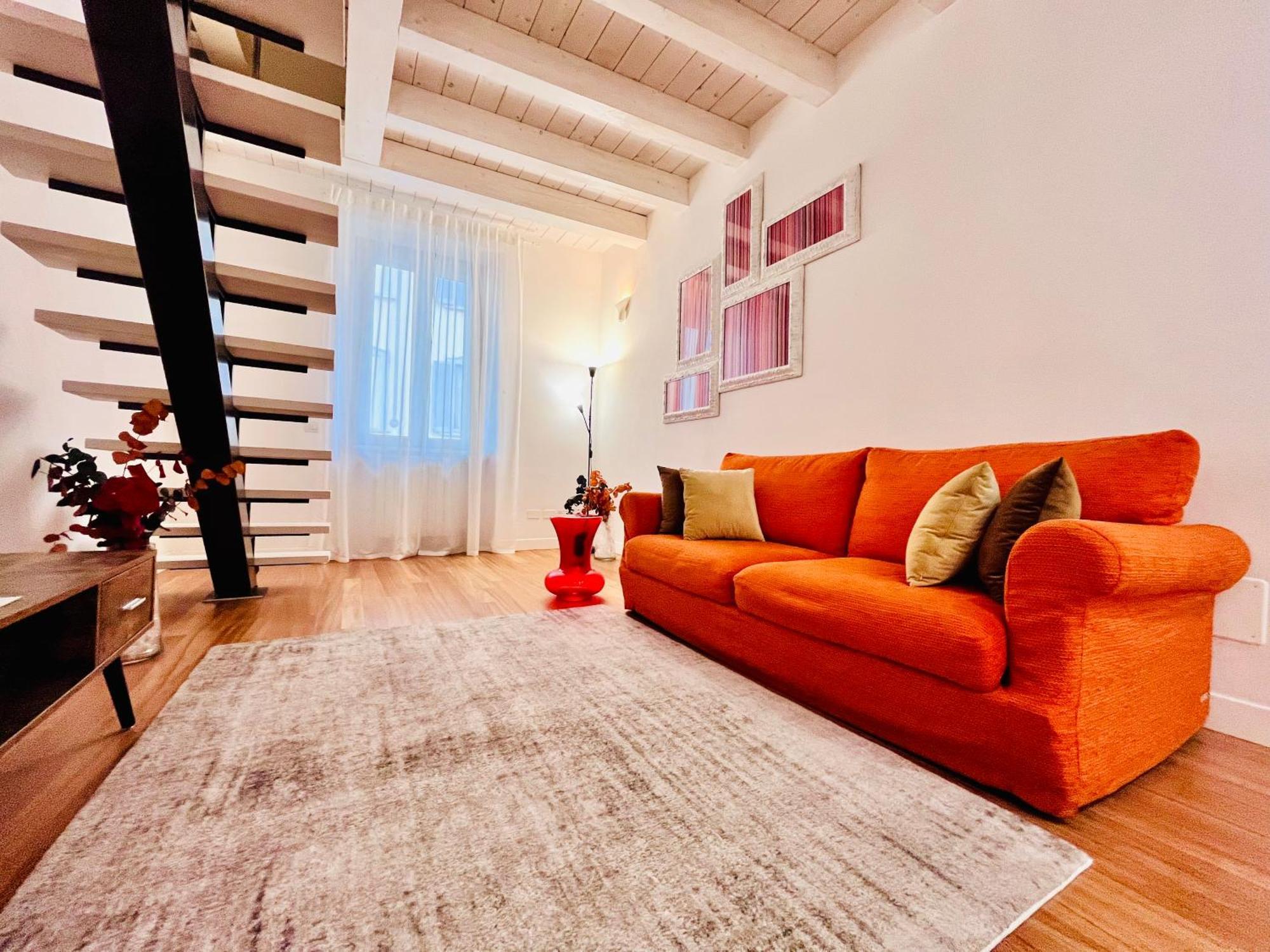Riverside Loft Navigli - Spacious Two-Bedroom Apartment มิลาน ภายนอก รูปภาพ