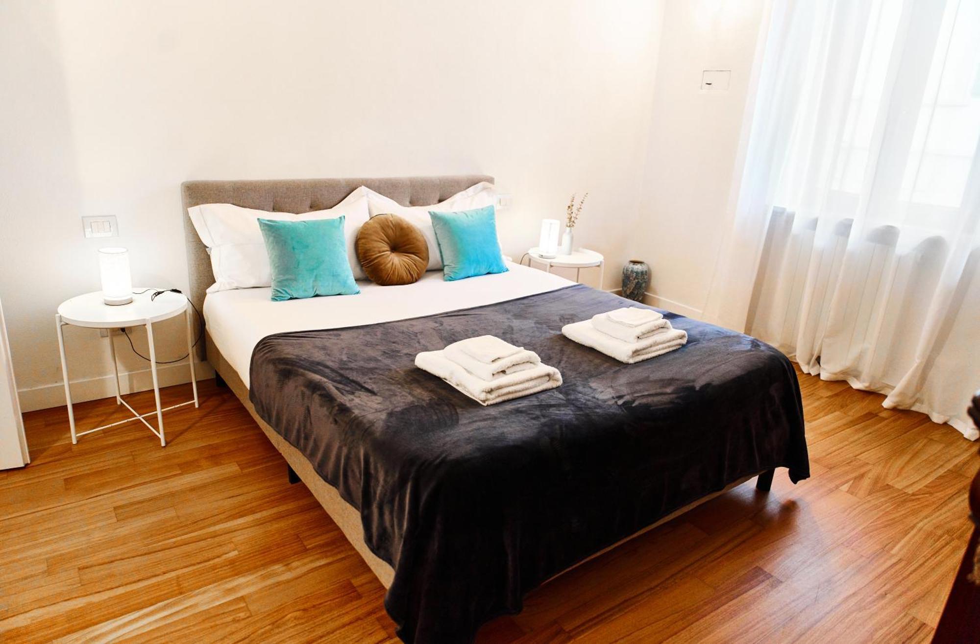 Riverside Loft Navigli - Spacious Two-Bedroom Apartment มิลาน ภายนอก รูปภาพ