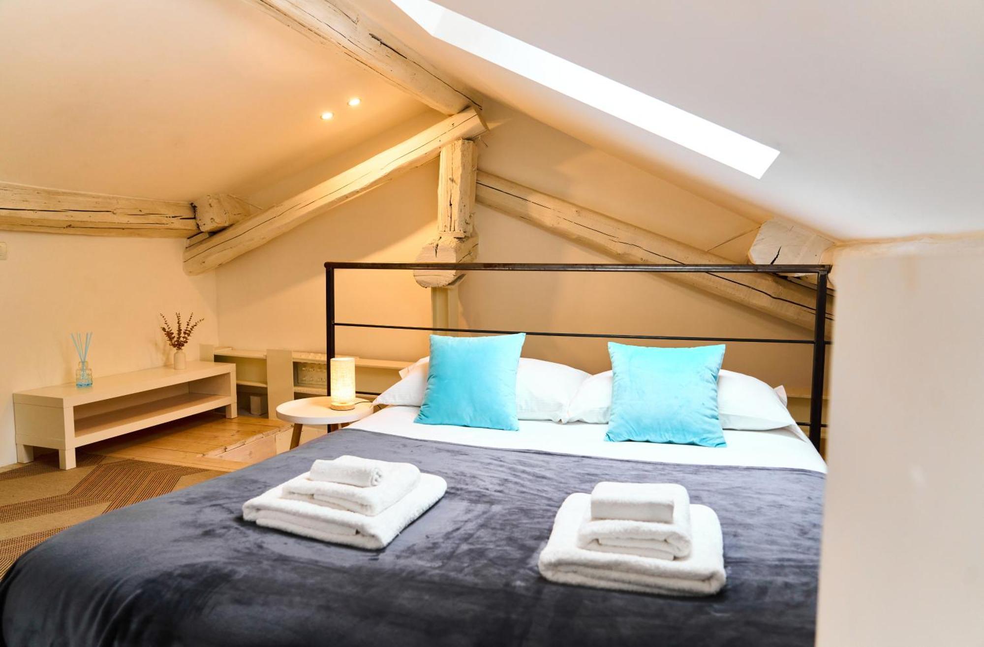 Riverside Loft Navigli - Spacious Two-Bedroom Apartment มิลาน ภายนอก รูปภาพ