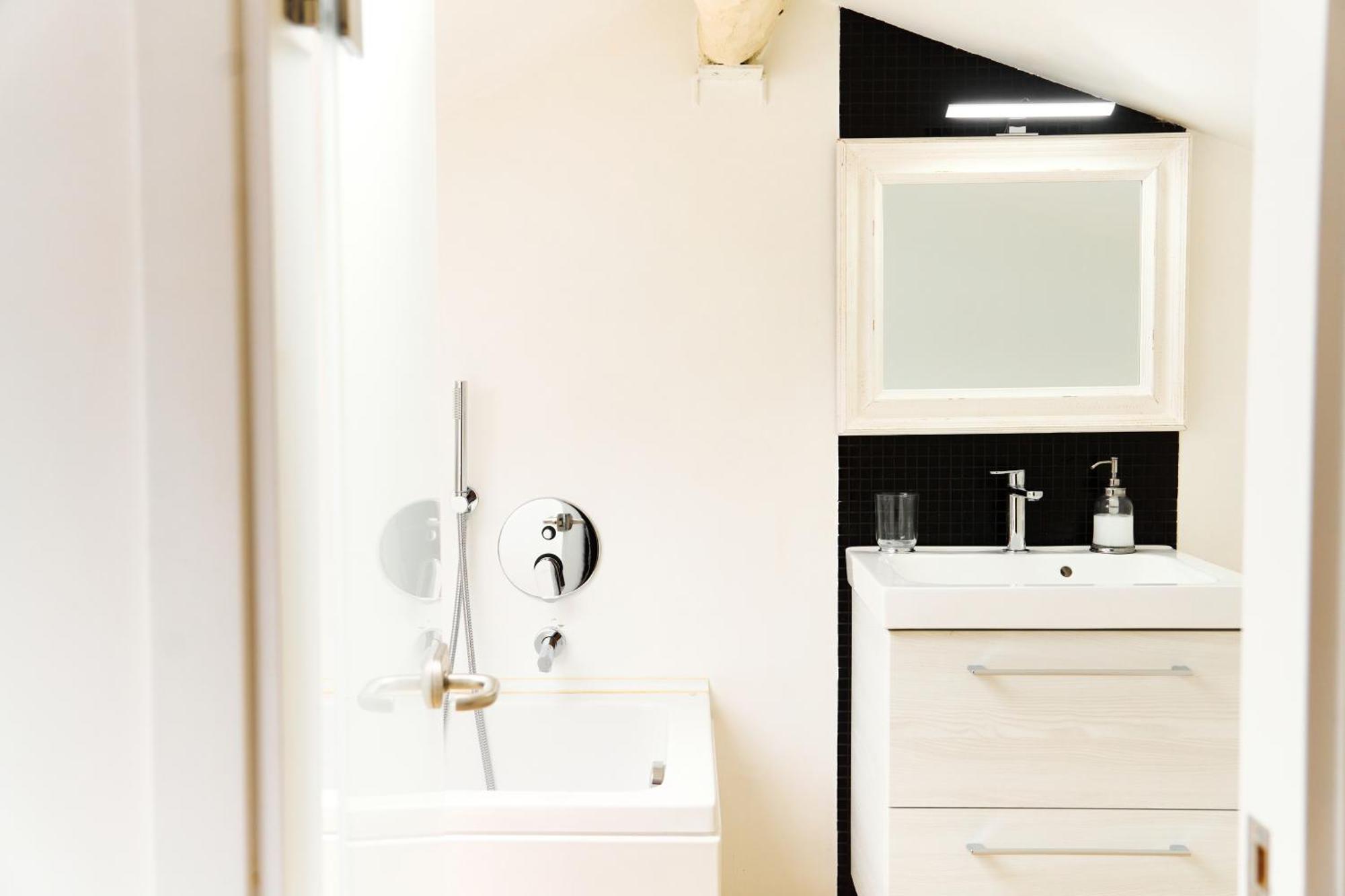 Riverside Loft Navigli - Spacious Two-Bedroom Apartment มิลาน ภายนอก รูปภาพ
