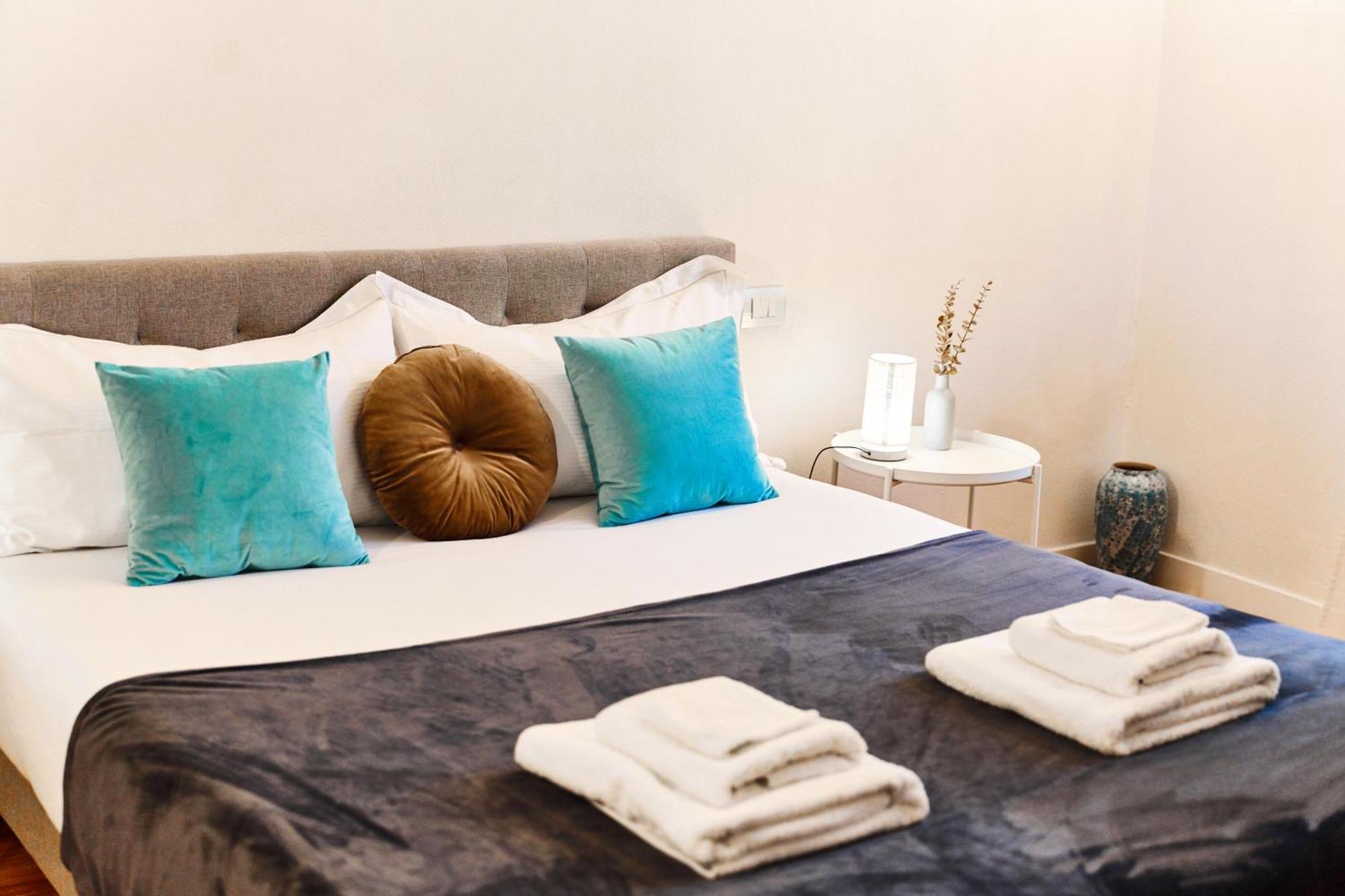 Riverside Loft Navigli - Spacious Two-Bedroom Apartment มิลาน ภายนอก รูปภาพ