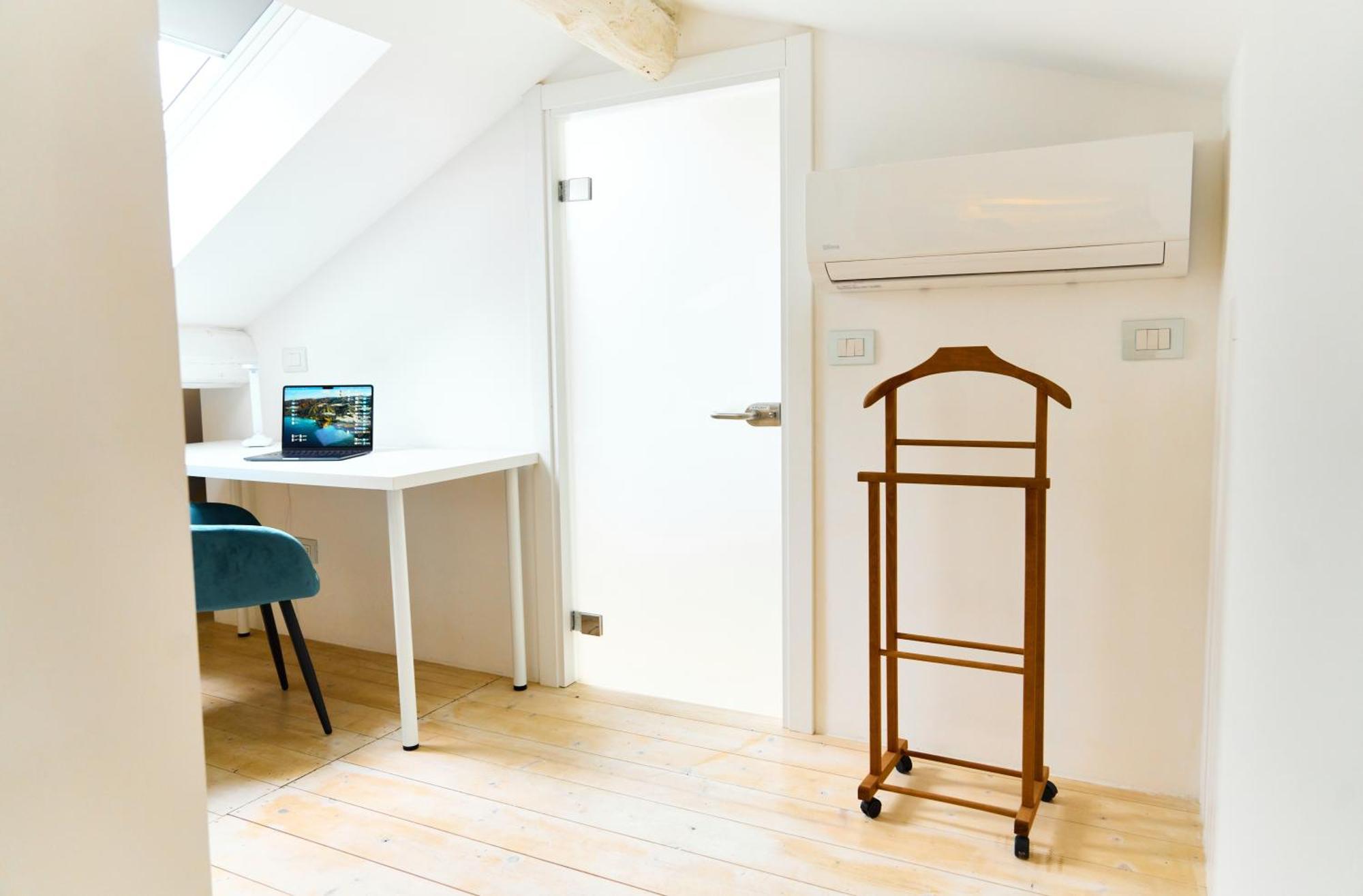 Riverside Loft Navigli - Spacious Two-Bedroom Apartment มิลาน ภายนอก รูปภาพ