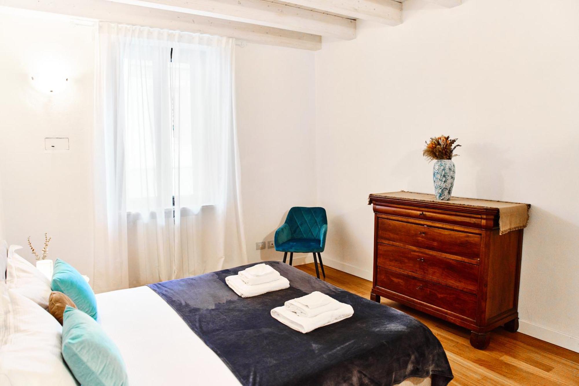Riverside Loft Navigli - Spacious Two-Bedroom Apartment มิลาน ภายนอก รูปภาพ