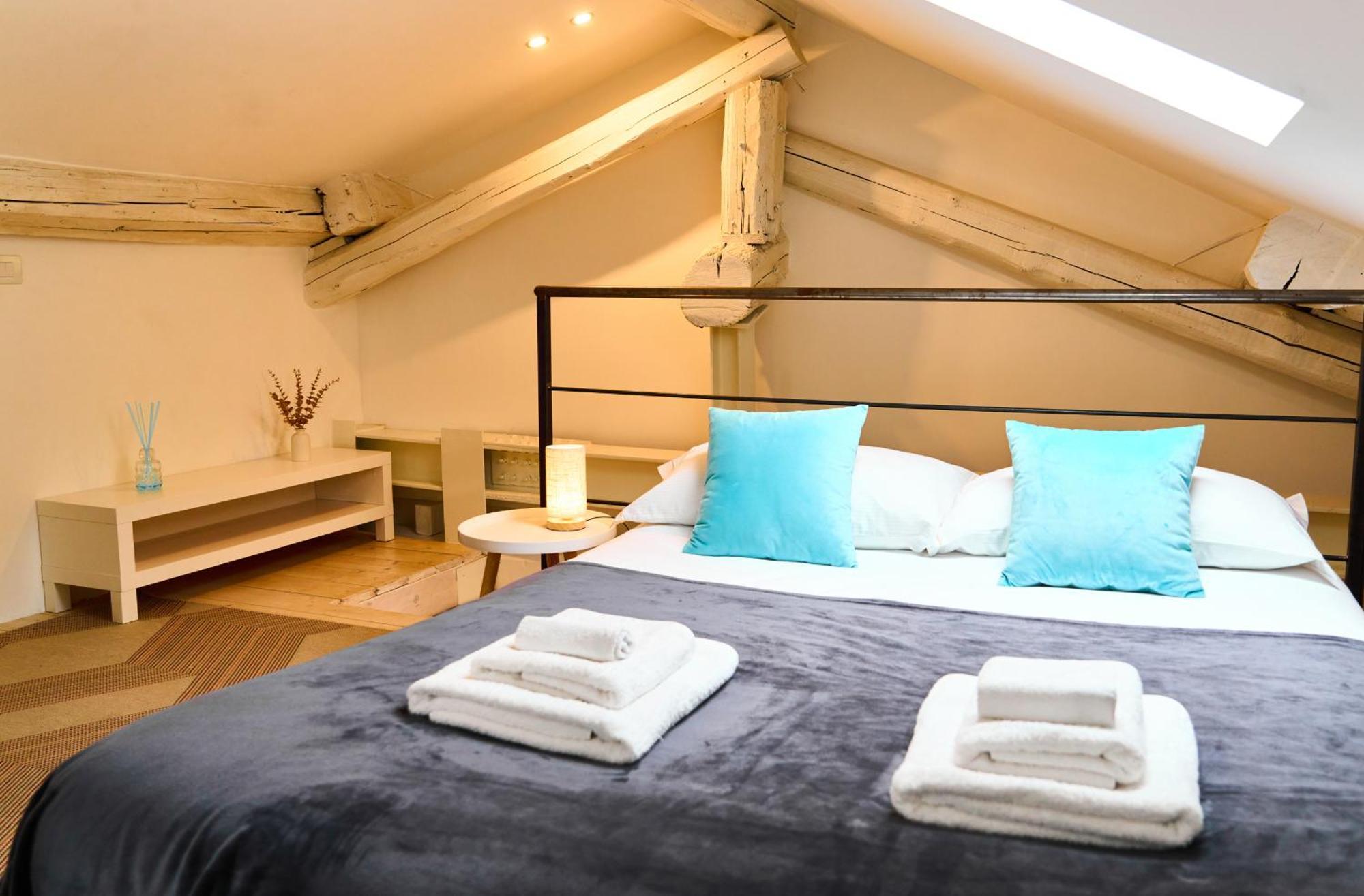 Riverside Loft Navigli - Spacious Two-Bedroom Apartment มิลาน ภายนอก รูปภาพ